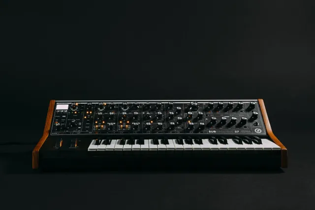 Moog Subsequent 37